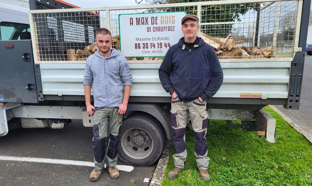 Camion de livraison bois de chauffage en Vendée